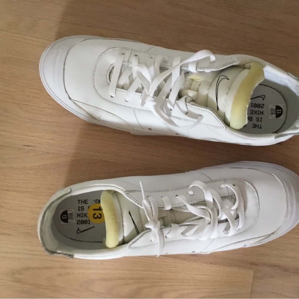 Nike Men’s White Sneakers with Light Yellow Tongue